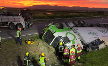 Carreta tomba e deixa condutor ferido em Tubarão