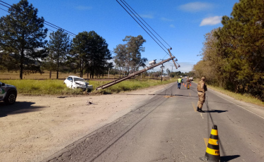  Acidente entre carro e carreta deixa feridos em Urussanga