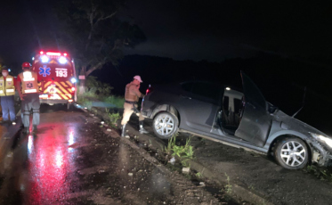 Carro sai de pista e destrói parada de ônibus em Urussanga 