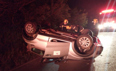 Motorista fica preso nas ferragens em capotamento de carro 