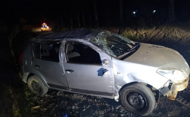 Veículo capota e deixa três pessoas feridas em Criciúma