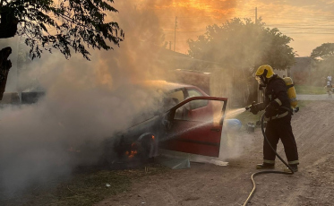 Incêndio atinge veículo em Araranguá