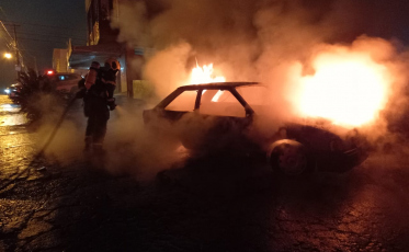 Carro fica destruído por incêndio em Criciúma