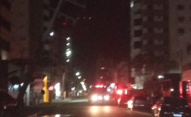 Carro colide contra poste e motorista é encaminhado ao hospital em Laguna