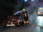 Incêndio deixa carro destruído em Morro da Fumaça