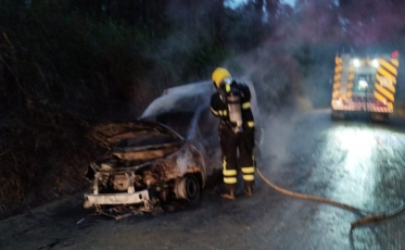Incêndio deixa carro destruído em Morro da Fumaça