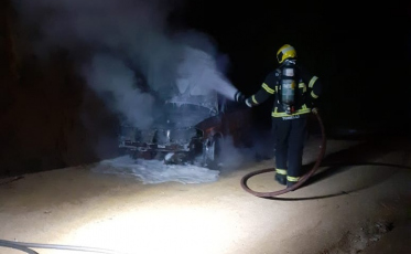 Carro pega fogo e motorista sofre queimaduras de primeiro grau em São Martinho