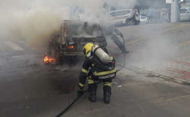 Carro é destruído por incêndio no Centro de Içara