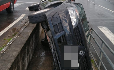 Criciúma: motorista perde o controle e carro fica virado