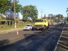 Carros e caminhões dividem espaço na Centenário