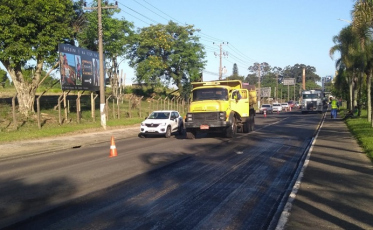 Carros e caminhões dividem espaço na Centenário