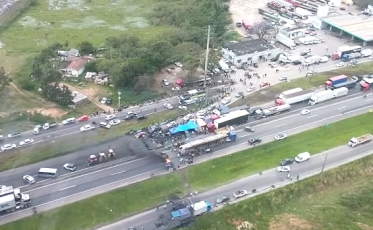 Carros de passeio passam pelas marginais da BR-101 em Tubarão e Içara (VÍDEOS)