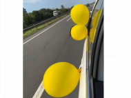 Balões coloridos decorando os carros na carreata / Divulgação