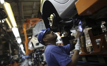 Pandemia praticamente paralisa produção de automóveis em abril