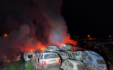 Incêndio atinge pátio com cerca de 80 veículos apreendidos em Araranguá 