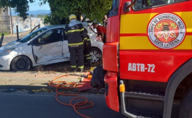 Acidente entre dois veículos deixa motorista presa às ferragens em Criciúma