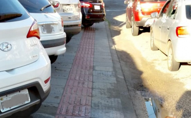 É proibido estacionar na calçada!