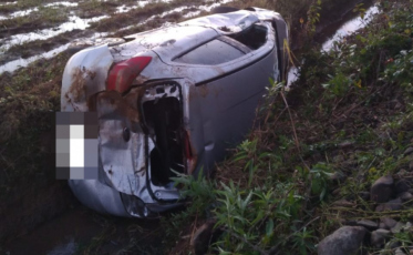 Motorista fica ferida após sair da pista na SC-447, em Meleiro