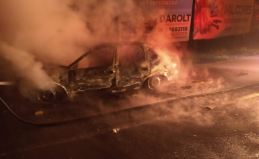 Incêndio deixa carro destruído em Içara