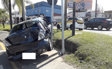 Foi escapar do sinal vermelho e bateu em um ônibus
