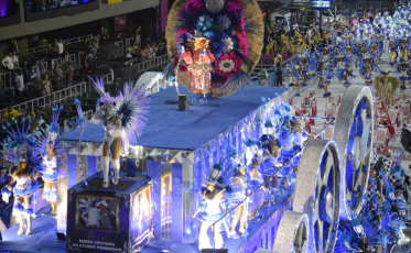 Morre menina atropelada por carro alegórico no Rio