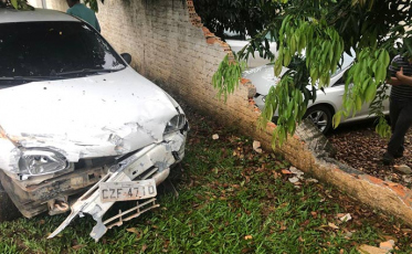 Ladrão rouba carro durante a madrugada e depois bate em muro de escola