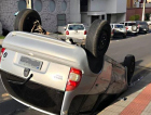 Carro capota no Centro de Criciúma