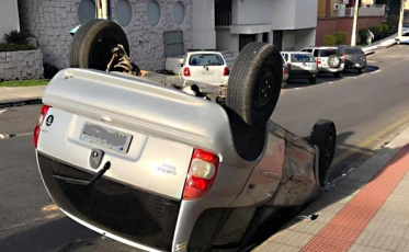 Carro capota no Centro de Criciúma
