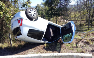 Carro capota na SC-390 em Orleans