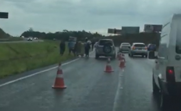 Carro capotado na Via Rápida (VÍDEO)