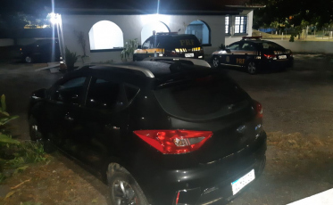 Os bandidos não conheciam carro elétrico e acabaram presos (VÍDEO)