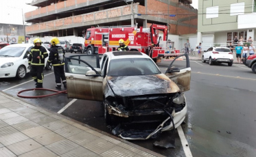 Carro pega fogo em Araranguá