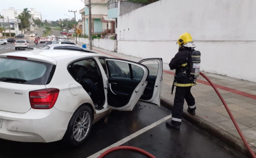 Carro pega fogo em Araranguá
