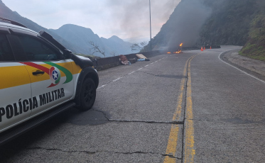[Vídeo] Kombi pega fogo na Serra do Rio do Rastro