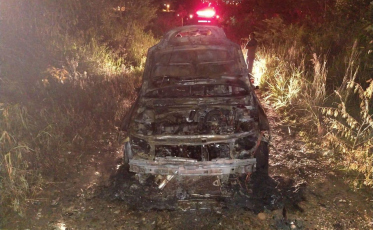 Veículo é consumido por chamas em Criciúma