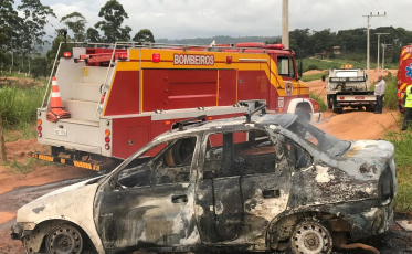 Carro pega fogo na BR-101