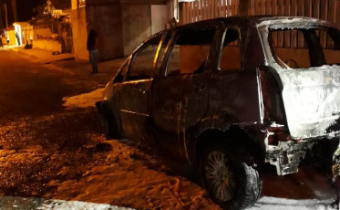 Fogo destrói automóvel em Araranguá