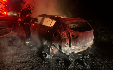 Motorista é rendido e tem carro incendiado em assalto em Criciúma