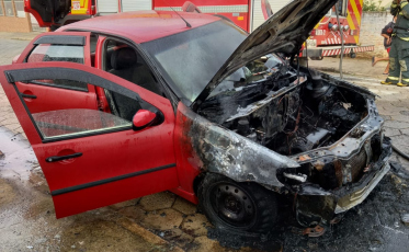 Veículo teve o motor destruído pelo fogo em Içara