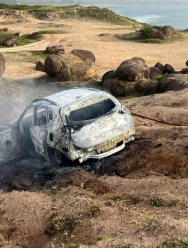 Corpo carbonizado é encontrado dentro de carro em praia de Laguna
