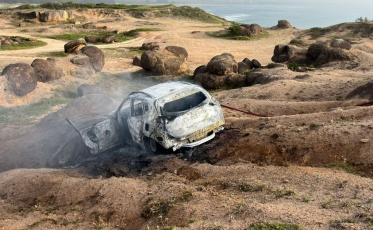 Corpo carbonizado é encontrado dentro de carro em praia de Laguna