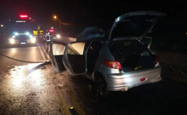 Veículo é atingido parcialmente por incêndio em Içara