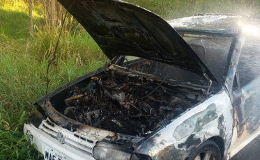 Saveiro pega fogo no Anel Viário, em Içara