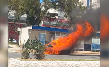 Tubarão: Veículo pega fogo no centro (VÍDEO)