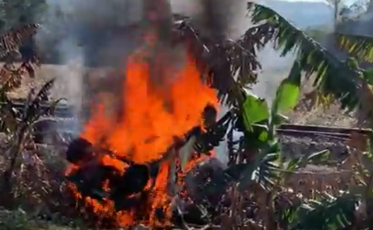 Carro capota e pega fogo em Urussanga