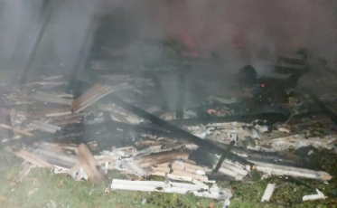 Casa de madeira é totalmente destruída por incêndio em Sombrio