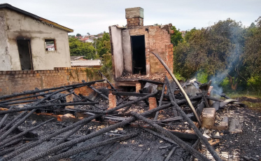 Criciúma: Casa é destruída por incêndio no bairro Ana Maria