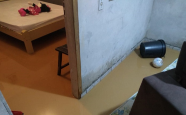 Família é removida de casa durante temporal