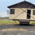 Casa abandonada sobre caminhão começa a ceder e vira risco perto de escola em SC