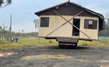 Casa abandonada sobre caminhão começa a ceder e vira risco perto de escola em SC